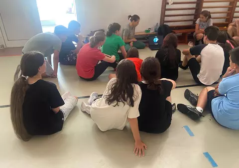 Profesoara care rezolvă conflictele dintre elevi cu tehnici de respirație: „Normal că ai copii frustrați dacă nu au niciun loc unde să se poată exprima”