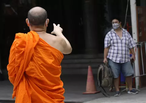 Toți călugării dintr-un templu budist din Thailanda au fost dați afară, după ce au fost prinși drogați