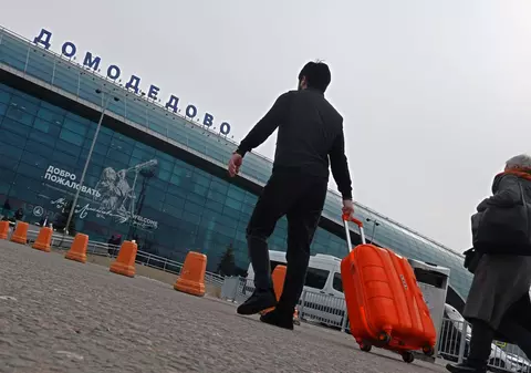 Jaf la aeroportul din Moscova. Persoane înarmate cu puști de asalt au furat 4 milioane de dolari de la oameni de afaceri kârgâzi