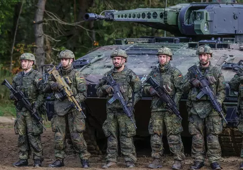 Haine de camuflaj de mărimea „SS” pentru armata germană: „Îndepărtați-vă singuri etichetele!”