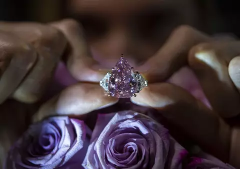Diamantul roz uriaş „Fortune Pink”, vândut în doar patru minute pentru 28,6  milioane de euro