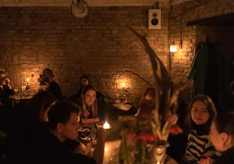 Viața în Kievul rămas fără curent electric și semnal la telefon, în timp ce ninge: „Cu soția, seara, este o atmosferă romantică la lumina lumânărilor”