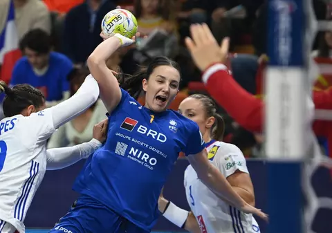 România, învinsă de Franța la Campionatul European de handbal feminin. Mai are o șansă de calificare în grupele principale