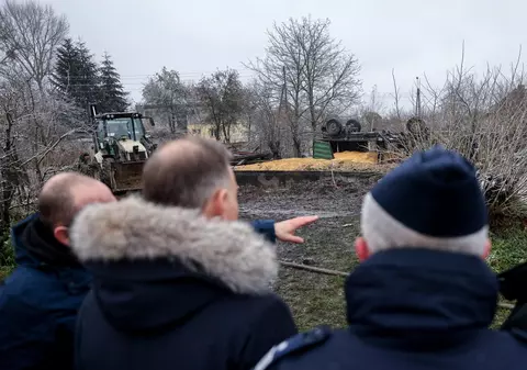 Președintele polonez Andrzej Duda, la locul tragediei din Przewodow. Proiectilul a lăsat în urmă un crater de patru metri