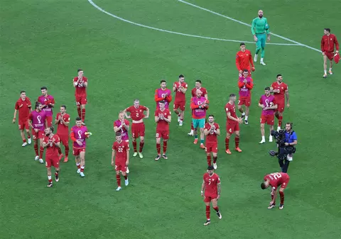 Un steag afișat de fotbaliștii sârbi în vestiar, la Cupa Mondială, inflamează spiritele în relația cu Kosovo. Prima măsură anunțată de FIFA