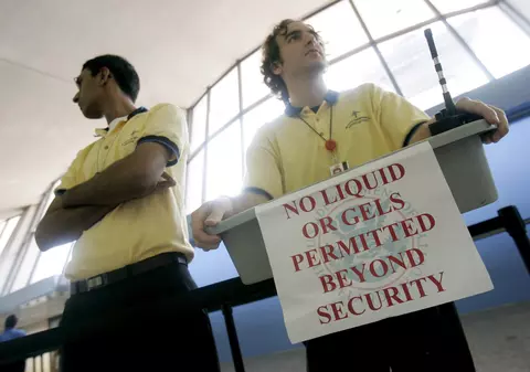 Aeroporturile din Marea Britanie pregătesc eliminarea restricțiilor privind laptopuri și lichide în bagajele de mână