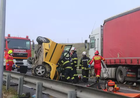 O persoană a murit și alta se află în stare gravă, în urma unui accident rutier între o mașină și un camion produs pe Autostrada A3, la Nădășelu