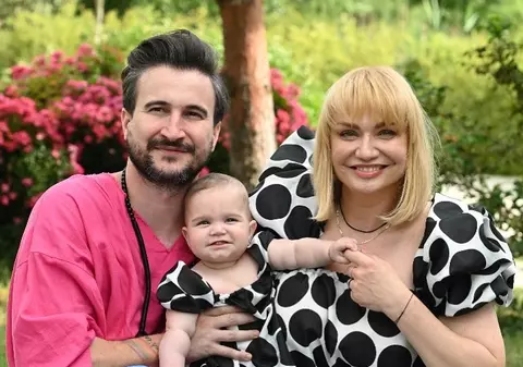 Cine este femeia cu care fostul iubit al Cristinei Cioran s-a sărutat în lift. Alexandru Dobrescu pare că vrea să își refacă viața