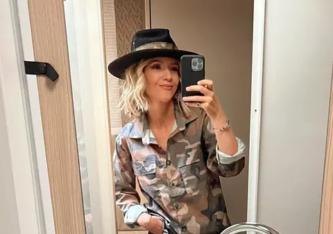 Adela Popescu a fost criticată pentru stilul vestimentar. Vedeta, nevoită să își schimbe hainele. „Te îmbraci urât”