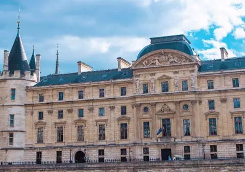 Un angajat concediat din cauză că nu a participat la petrecerile companiei a dat firma în judecată, în Franța. Ce a decis instanța