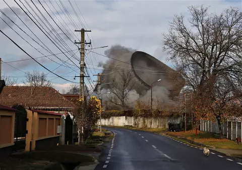 Imagini de la demolarea turnurilor termocentralei de la Doiceşti