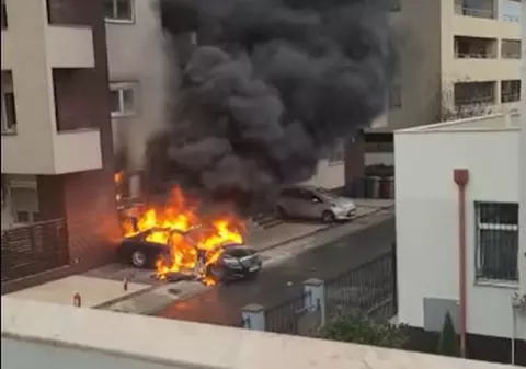 O mașină a luat foc pe o stradă din București. Focul s-a extins la fațada unui bloc. VIDEO