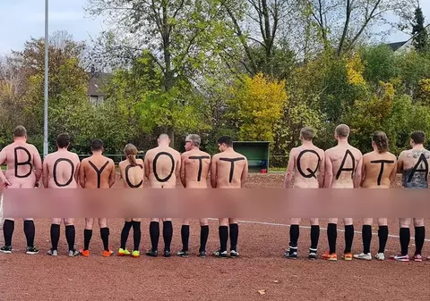 „FIFA nu pune preț pe drepturile omului”. Protest în pielea goală și baruri care nu transmit meciurile din Qatar, în Germania