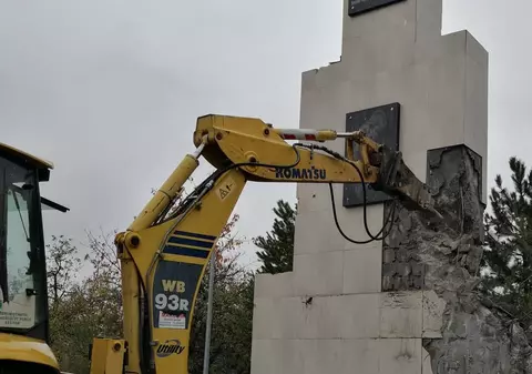 Primăria Sectorului 1 a demolat statuia din fața Universității Bioterra: „Un kitsch amplasat ilegal pe domeniul public”