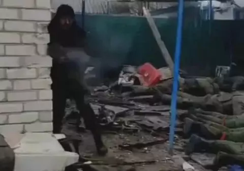 Un oficial ucrainean respinge acuzațiile Rusiei privind execuția unor prizonieri ruși, în Luhansk. „Să te aperi nu e crimă de război”