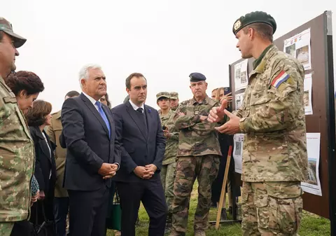 Ambasada Franţei spune că militarii francezi din baza Cincu nu s-au plâns oficial de condițiile de cazare