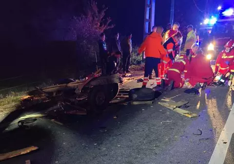 Un copil a murit și alte cinci persoane au fost rănite, după ce o mașină a spulberat o căruță, în Bihor