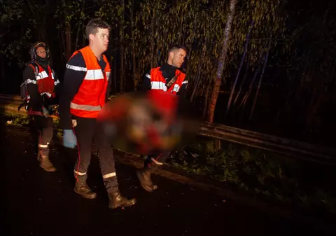 Un șofer român de TIR care cerea ajutor lângă camionul oprit a fost lovit de o mașină și aruncat 100 de metri, pe o șosea din Franța