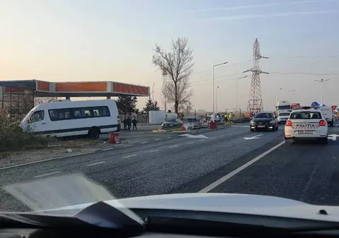 Microbuz cu 20 de pasageri la bord, implicat într-un accident în Vrancea. Ciocnire violentă cu o mașină
