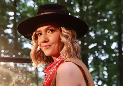 Adela Popescu a plecat din nou din țară. Soția lui Radu Vâlcan și-a luat fiul cel mic cu ea