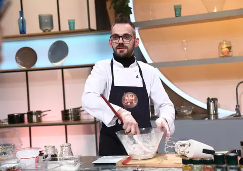 Cine este Adrian Stroe, vâlceanul care i-a impresionat pe jurații de la „Chefi la cuțite”. „Bucătăria este colțul meu de Rai”