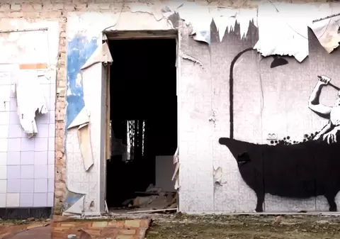 Ce reprezintă un graffiti al lui Bansky pentru locuitorii unui sat ucrainean: „Spălarea întregii mizerii. Mizeria Federației Ruse...”