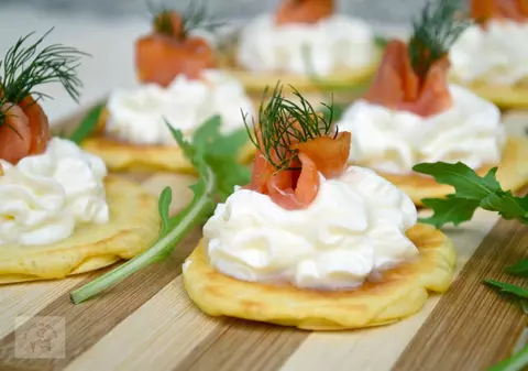 Blinii cu cremă de brânză și somon afumat