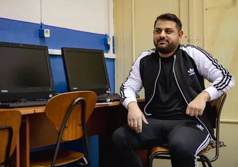 Tânărul de etnie romă, absolvent de Politehnică, care a devenit profesor în satul de lăutari unde a crescut