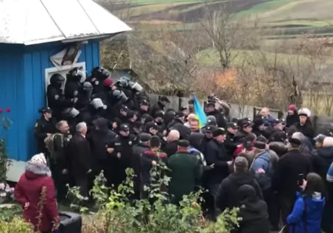 VIDEO. Scene șocante în curtea unei biserici din regiunea Cernăuți: Enoriașii s-au luat la bătaie din motive geopolitice și a fost necesară intervenția poliției