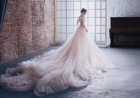 Ce înseamnă când te visezi în rochie de mireasă