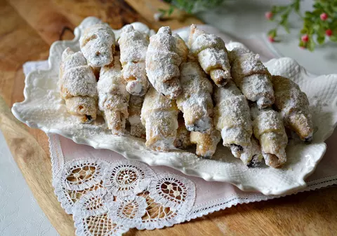 Cornulețe fragede cu vișine și nuci