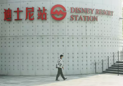 Închiși împotriva voinței în parcul de distracții. Imagini din interiorul Disney Shanghai