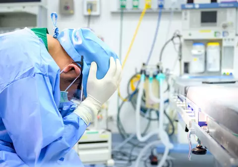 Dacă mergi acum la medic, sunt 50% șanse ca persoana care te tratează să fie în burnout. Terenul fertil pe care pot să apară multe erori medicale 