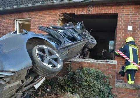 Un bărbat a scăpat ca prin miracol, după ce un șofer a pierdut controlul mașinii și i-a intrat în bucătărie, în Germania: „Noroc că am stat mai mult în pat”