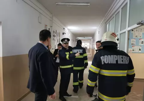 Incendiu la o școală din Botoşani. Peste 600 de elevi și zeci de profesori, evacuați