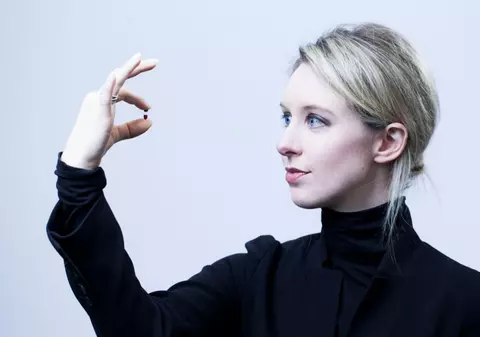 Elizabeth Holmes, miliardara din Silicon Valley, spunea că „oamenii frumoși” ca ea nu merg la închisoare. Judecătorii au decis altceva