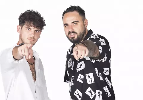 Emi și Cuza, apariție spectaculoasă pe scena „Te cunosc de undeva!”. „Mi-a propus să mă tund, ca să fiu conform personajului”