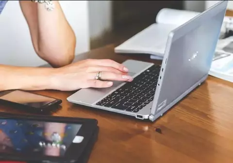 Cum să te ferești de capcanele reclamelor pe internet: publicitate înșelătoare