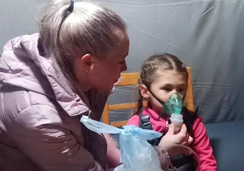 Fetiță ucraineană care avea nevoie de oxigen, salvată la „Punctul de invincibilitate” din Irpin: „Cu ei se luptă rușii”