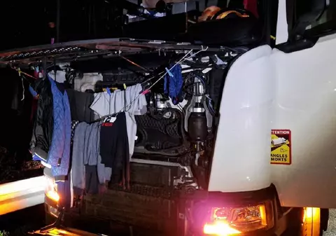 Un șofer de TIR gol pușcă s-a bătut cu polițiștii care l-au găsit cu hainele întinse în fața motorului, pe o autostradă din Germania