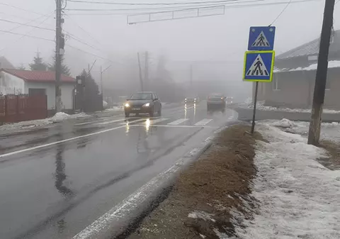 Cod galben de ceaţă şi polei în zone din 9 judeţe