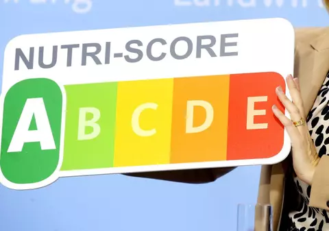 Alimentele cu etichetă-semafor nu au fost încă interzise. ANPC a anunțat noul termen, chiar în ziua în care trebuia să fie scoase de pe rafturi