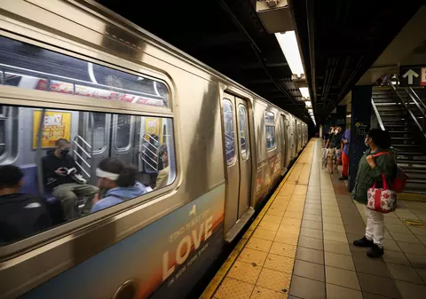 Operațiune pe muchie de cuțit, la New York. Un bărbat, salvat de pe șine cu câteva secunde înainte de sosirea metroului. VIDEO