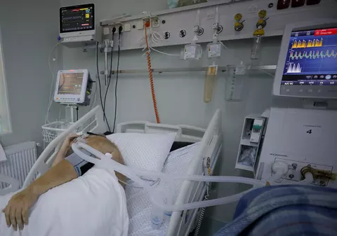 Trei medici români dezbat o practică controversată: moartea asistată. „Un sfârșit creștinesc” sau „misiunea de a opri suferința unui pacient”?