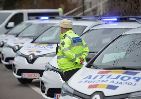 Doi polițiști din Sibiu au fost dați afară, după ce un tânăr le-a furat autospeciala din fața sediului
