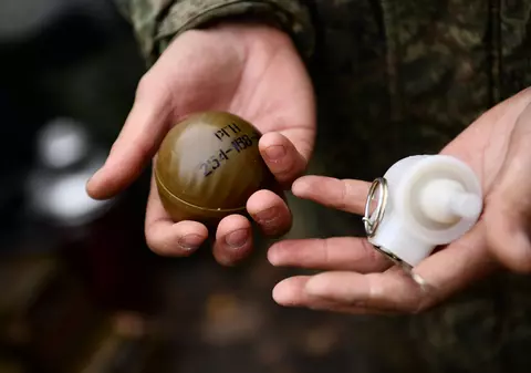 Un soldat rus care avea în corp o grenadă neexplodată, operat cu succes de medici în veste antiglonț, scrie presa rusă