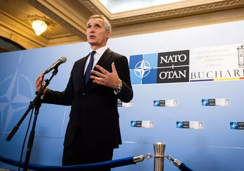Jens Stoltenberg, la reuniunea NATO de la București: „Mă aștept ca mesajul aliaților să fie că trebuie să facem mai mult pentru Kiev”