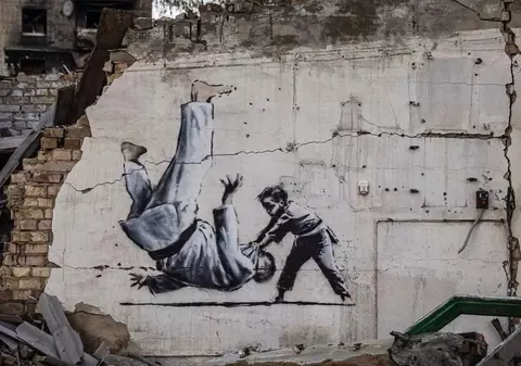 Banksy a pictat zidurile unui oraș distrus din Ucraina