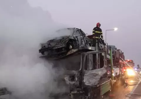 Patru mașini au ars pe Drumul Expres Craiova, după ce platforma care le transporta a fost cuprinsă de flăcări  |  VIDEO