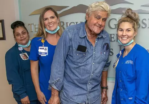 Jay Leno, externat din spitalul de arși din Los Angeles. Fosta vedetă TV are arsuri pe față, pe gât și pe mâini